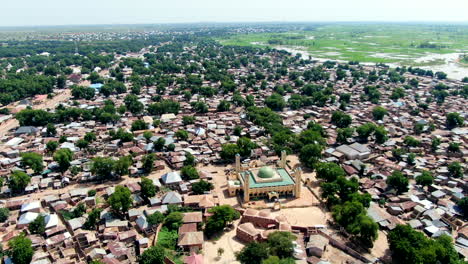 Flying-over-Argungu-town-and-the-National-Mosque-in-Kebbi-State,-Nigeria