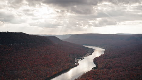 Aerial-timelapse-of-the-Tennessee-River-Gorge-in-Chattanooga,-TN-with-autumn-colors