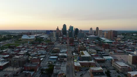 Aerial-View-of-Kansas-City,-Missouri-in-Summer,-Pedestal-Up