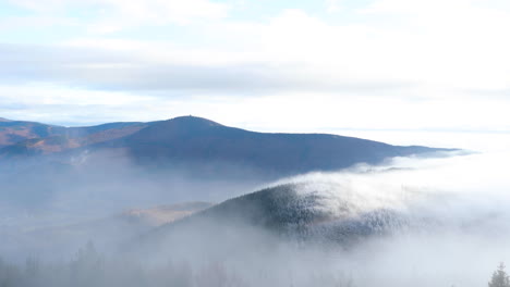 Nebel,-Der-An-Einem-Sonnigen-Nachmittag-über-Den-Wald-Und-Die-Umliegenden-Hügel-Zieht