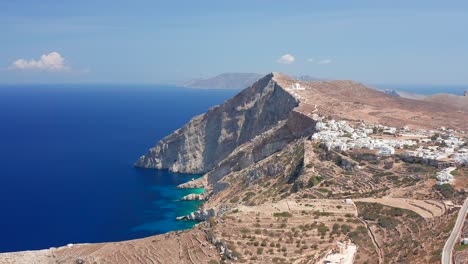 Luftige-Mediterrane-Landschaft-Insel-Folegandros-Mit-Wunderschönen-Klippen-Und-Tiefblauem-Meer