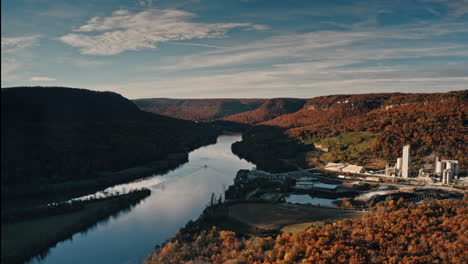 Aerial-timelapse-of-the-Tennessee-River-Gorge-in-Chattanooga,-TN-with-autumn-colors-flying-towards-Signal-Mountain