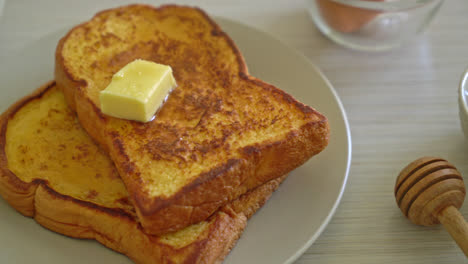French-Toast-Mit-Butter-Und-Honig-Zum-Frühstück