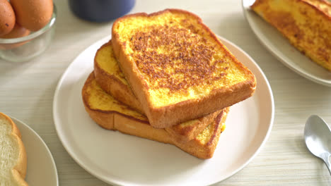 french-toast-on-white-plate-for-breakfast