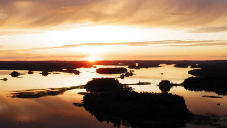 Drohnenaufnahme-Eines-Atemberaubenden-Sonnenuntergangs-Zur-Goldenen-Stunde-über-Einer-Seenlandschaft-Mit-Vielen-Inseln