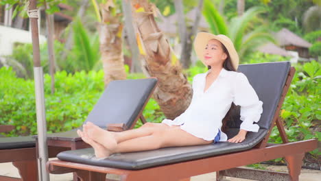 Mujer-Relajándose-En-Una-Tumbona-Disfrutando-De-Las-Vacaciones-En-Un-Hotel-Tropical-En-Cancun