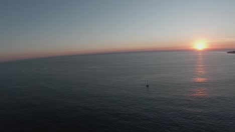 Top-Luftaufnahme-Des-Erstaunlichen-Sonnenuntergangs-Mit-Fischerboot