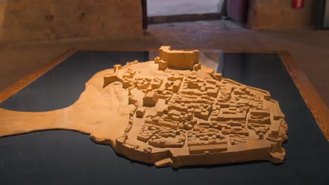 Geschnitztes-Miniaturmodell-Von-Peniscola-In-Castellon,-Spanien