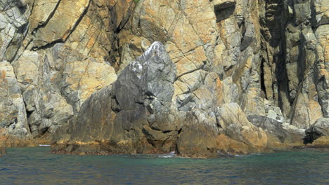 Un-Barco-Pasa-Por-Una-Roca-Donde-Los-Pájaros-Se-Posan-En-La-Bahía-De-Primorye
