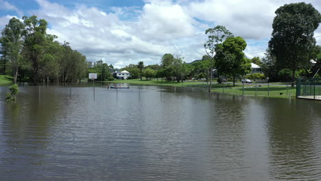 4K-Drohnenaufnahme-Eines-überfluteten-Basketballplatzes-Und-Spielplatzes-In-Der-Kleinstadt-Murwillumbah,-Australien