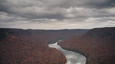 Aerial-timelapse-of-the-Tennessee-River-Gorge-in-Chattanooga,-TN-with-autumn-colors-and-overcast-clouds