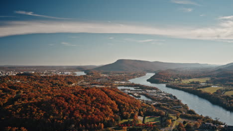 Luftzeitraffer-Der-Schlucht-Des-Tennessee-River-In-Chattanooga,-TN-Mit-Herbstfarben,-Die-In-Richtung-Aussichtsberg-Fliegen