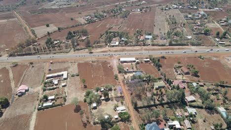 Antenne-Einer-Stark-Befahrenen-Straße-In-Einer-Ländlichen-Gegend-In-Kenia