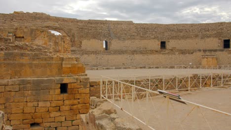 Nahaufnahme-Des-Römischen-Amphitheaters-Von-Tarragona,-Aufgenommen-In-Einem-4k-videodreh-Bei-Tageslicht,-Das-Römische-Ruinen-Neben-Dem-Meer-Darstellt-4k-Tarragona-Amphitheatre-Europäische-Geschichte