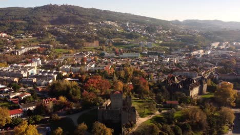 Drohne-Fliegt-An-Einem-Sonnigen-Tag-Mit-Alter-Mittelalterlicher-Burg-über-Der-Altstadt-Guimares-Portugal