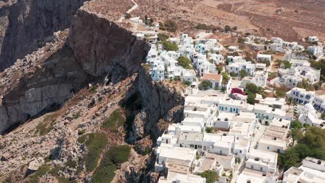 Aerial-view-over-Folegandros-Picturesque-town-on-Cliff-edge,-Typical-white-houses