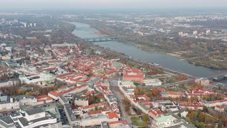 Aerial-pullback,-revealing-Warsaw-Cityscape-with-Visttula-river,-Poland