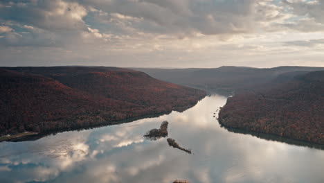 Aerial-timelapse-of-the-Tennessee-River-Gorge-in-Chattanooga,-TN-with-autumn-colors-and-cloud-reflections