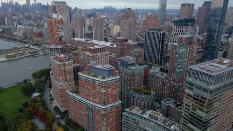 Aerial-drone-view-over-luxury-apartments-and-expensive-homes,-in-Tribeca,-New-York