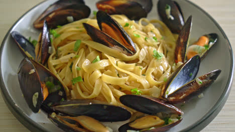 Pasta-De-Espaguetis-Linguini-Con-Salsa-De-Vino-Blanco-Vongole---Pasta-Italiana-Con-Marisco-Y-Almejas-Y-Mejillones