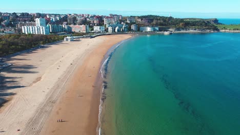 Inspiring-and-calming-urban-sandy-beach-with-blue-waters-in-Santander,-Cantabria,-Spain