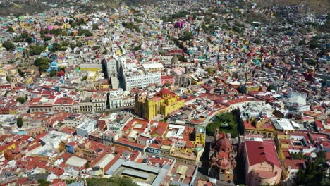 Cinematic-Establishing-Shot-in-Guanajuato,-Above-El-Pipila-Monument