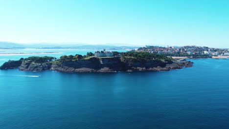 Einzigartige-Insel-Mit-Einem-Palast,-Der-An-Einem-Schönen-Tag-Vom-Blauen-Meer-Umgeben-Ist