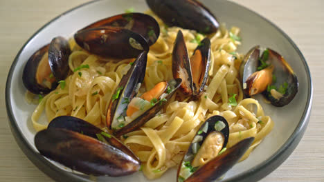 linguine-spaghetti-pasta-vongole-white-wine-sauce---Italian-seafood-pasta-with-clams-and-mussels