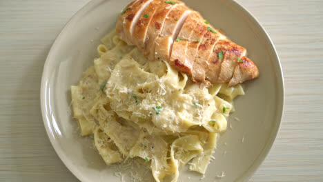 homemade-fettucine-pasta-white-creamy-sauce-with-grilled-chicken
