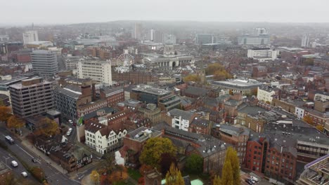 Antenne-über-Nottingham-City,-Großbritannien,-Leuchtende-Herbstfarben-2021