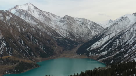 Filmische,-Aufschlussreiche-Drohnenaufnahmen-Des-Großen-Almaty-Sees-Und-Der-Trans-Ili-Alatau-Berge-In-Kasachstan