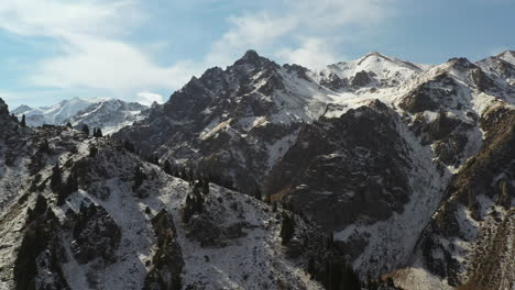 Filmische-Rotierende-Drohnenaufnahme-Von-Schneebedeckten-Trans-Ili-Alatau-Bergen-In-Kasachstan