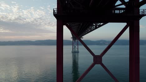 Die-Stahlkonstruktion-Der-Hängebrücke-Von-Lissabon-In-Portugal