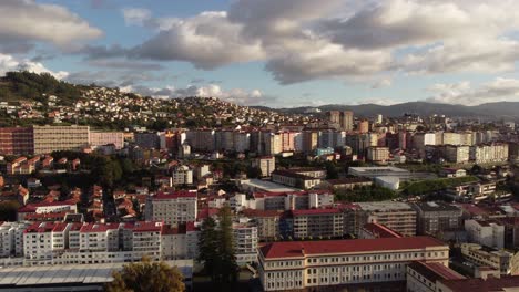 Luftaufnahmen-Vigo-Galizien-Nördlich-Von-Spanien-Stadtdrohne-Fliegt-über-Wohnviertel-Mit-Urbanem-Stadtbild-Bewölkter-Nachmittag