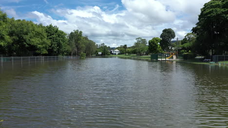 4K-Drohne-Schoss-über-Ein-überflutetes-Viertel-Und-Eine-Straße-In-Der-Stadt-Murwillumbah,-Australien