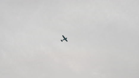 Avión-Contra-El-Cielo---Avión-En-El-Cielo---Tiro-De-ángulo-Bajo