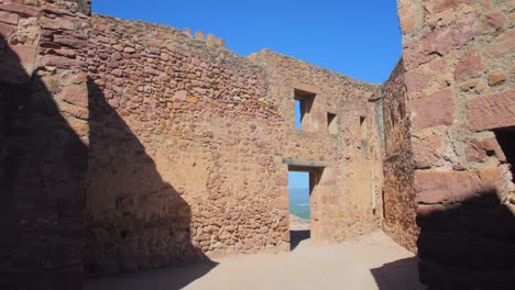 Dentro-De-Los-Muros-De-Las-Ruinas-Del-Castillo-En-Una-Colina-En-Castellon,-España--pan-Lento