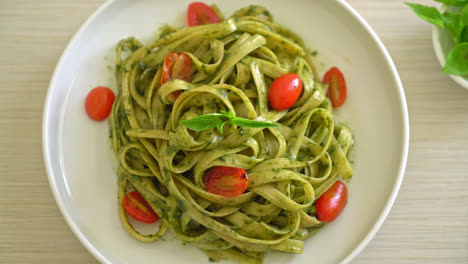 Pasta-De-Espagueti-Fettuccine-Con-Salsa-Pesto-Y-Tomates---Estilo-De-Comida-Vegana-Y-Vegetariana