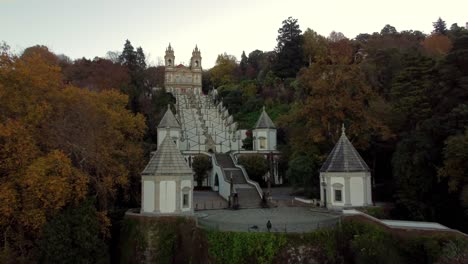 Braga-Stadt-Portugal-Historisches-Kloster-Jesus-Do-Monte-Struktur-Mit-Einer-Steilen-Treppe,-Die-Während-Der-Herbst--Oder-Herbstsaison-Nach-Oben-Führt