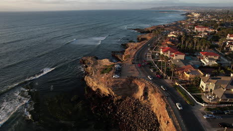 San-Diego-Sunset-Cliffs-Nachbarschaft,-Luftaufnahme,-Malerische-Küste-Und-Verkehr-Auf-Der-Küstenstraße,-Goldene-Stunde-Sonnenlicht,-Drohnenaufnahme