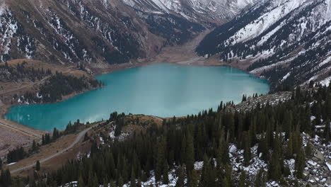 Filmische-Überflug-Drohnenaufnahme-Des-Großen-Almaty-Sees-Und-Der-Trans-Ili-Alatau-Berge-In-Kasachstan