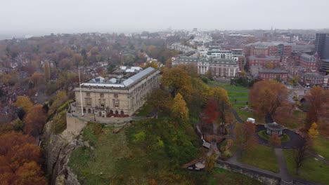 Nottingham-Castle-Uk,-Drohne-Luftschieber-Pan-Aufnahmen-Lebendige-Herbstfarben