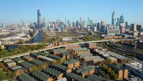 Unglaubliche-Luftaufnahme-Von-Chinatown,-Chicago-Skyline-Im-Hintergrund