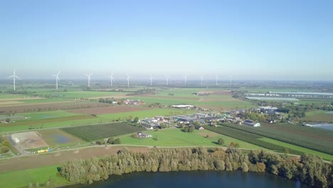 Luftdrohnenansicht-Der-Typischen-Flachen-Und-Wässrigen-Landschaft-Der-Niederlande,-Europa