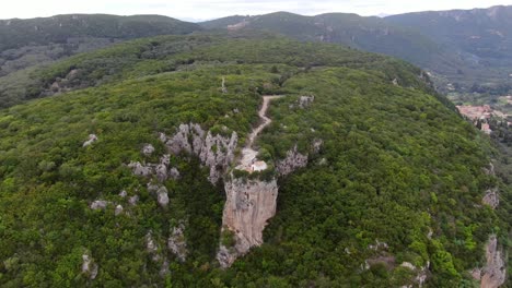 Antenne-Schöne-Landschaft-Der-Kirche-Und-Felsen-Von-Korfu,-Griechenland