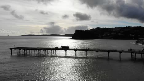 Silhouette-Des-Großen-Piers-Von-Teignmouth,-Der-In-Den-Ärmelkanal-Hineinreicht