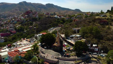 Umlaufende-Luftaufnahme-Des-El-Pipila-Denkmals-In-Guanajuato,-Mexiko