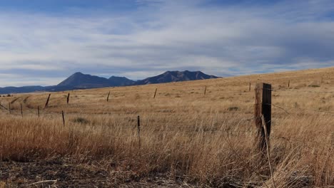 Colorado-Plains-Mit-Bergkette-Im-Hintergrund