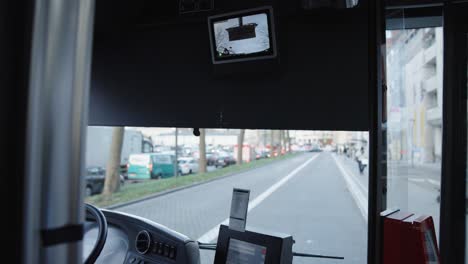 Lowering-pantograph-on-screen-inside-the-electric-bus