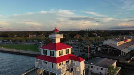Lakefront-lighthouse-with-the-city-of-New-Orleans-in-the-background